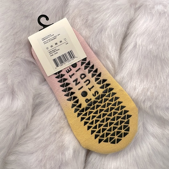 NWT Pointe Studio Grip Collection Barre Socks - Picture 2 of 2